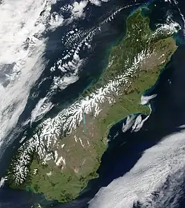 Die Südlichen Alpen sind hier mit Schnee bedeckt