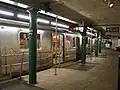 Alter Schleifenbahnsteig South Ferry im Jahr 2004 mit Zug der Linie 9
