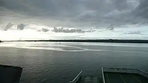 Blick über das Southampton Water, Marchwood und Hythe im Hintergrund