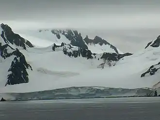Blick von der Bransfieldstraße auf das Sozopol Gap (Vordergrund: Pautalia-Gletscher)