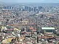 Die Hochhäuser in der oberen Mitte des Bildes bilden das Centro Direzionale. Hinter ihm befindet sich der Rest des Stadtteils Poggioreale.