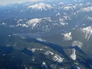 Der Stausee (Spada Lake) aus der Luft mit dem Damm am linken Ende des Sees