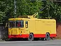Ein Oberleitungs-Lastkraftwagen des sowjetischen Typs KTG-1 in Sankt Petersburg