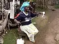 Dorze-Frau spinnt Baumwolle zu Garn