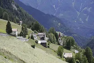 Blick von Oberspiss auf Mittelspiss mit der Expositurkirche