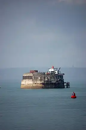 Spitbank Fort vor der Renovierung (Rückseitige Ansicht) Die Panzerung der Front ist deutlich erkennbar.