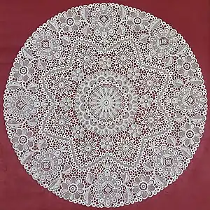 Typische Spitzendecke aus Plauener Spitze