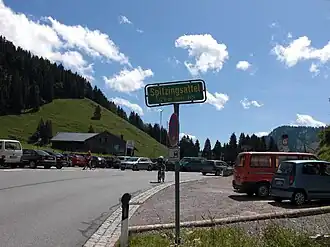 Passhöhe mit Hinweisschild