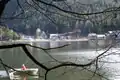 Blick über den See auf den Ort