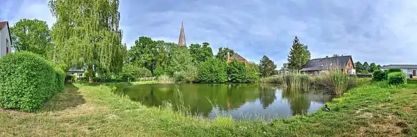 Dorfteich in der Nähe der Kirche