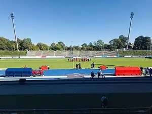 Der Sportpark Nord im Oktober 2023 nach der Renovierung 2022 mit blauer Kunststoffbahn