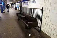 Defensiv gestaltete Sitzbank in einemU-Bahnhof in New York