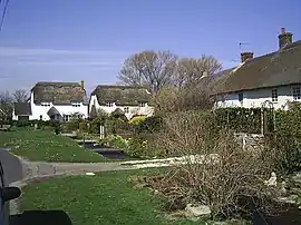 Spring Street, Wool, mit reetgedeckten Cottages