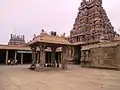 Innenhof mit bemalten Gopurams
