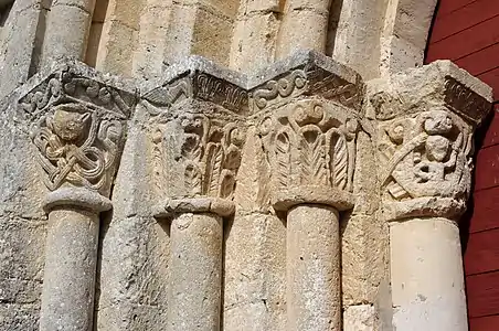 Kapitelle am Eingangsportal von Saint-Front