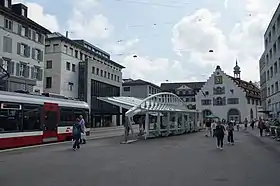 Haltestelle Marktplatz-Bohl mit Calatrava-Wartehalle und Waaghaus