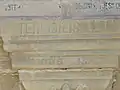 Eingemeißelte Inschrift über dem Eingangsportal der Kirche