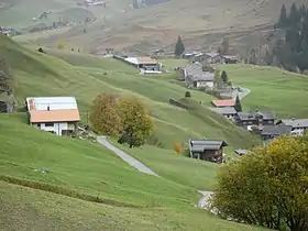 Blick von Westen über Platz und Mayerhof.