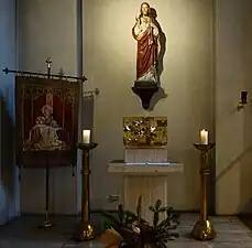 Linker Seitenaltar mit Tabernakel