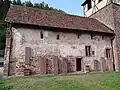 Südliche Traufseite des Langhauses mit romanischen Fenstern