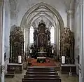 Blick auf den Chor mit den Altären