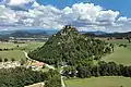 Die weithin sichtbare Burg auf einem rund 160 m hohen freistehenden Felskegel