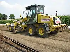 Grader ebnet den Unterbau