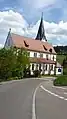 Von der Kirche St. Jakobus führt der Schlossbergweg zu Spielscheune, Spielplatz, Aqualino und zum Kinderbauernhof Tierscheune.