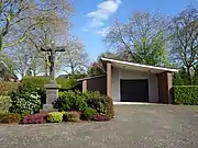 Friedhofskapelle mit Hochkreuz