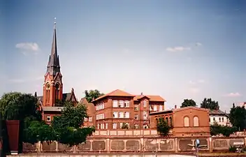 Die Kirche vom Bahnhof aus gesehen