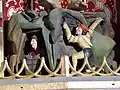 Detail im oberen Hochaltar-Relief: Bergwerksstollen mit zwei Knappen