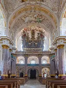 Orgel und Eingangsportal