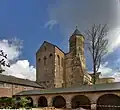 Westseite mit einer Seite des vorgebauten Kreuzgangs