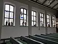 Seitenfenster mit Kreuzwegfiguren