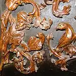 Flachrelief, Detailaufnahme eines Vogel fangenden Koboldes, auf dem, vom Betrachter aus gesehenen, linken, geöffneten Altarflügel.