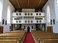 Blick zur Empore mit Orgel und dem angebrachten Kreuzweg