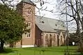 Die Süd- und Westseite der Kirche, der vordere Teil ist der Neubau des 19. Jh.
