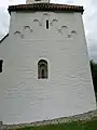 Flacher Chorabschluss mit freigelegtem Fenster und Giebelfries