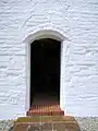 Eingang mit zugemauertem Oberteil