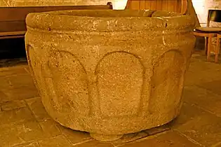 Roman. Taufstein