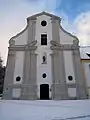 Kirchenfassade im Winter