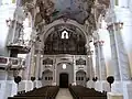 Blick zur Orgel – mit neuen Leuchten nach der Renovierung