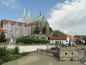 Die Vierradenmühle an der Lausitzer Neiße,im Hintergrund St. Peter & Paul sowie das Waidhaus