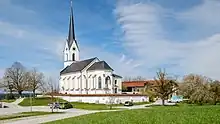 Kirchhügel von Pietzenkirchen aus südlicher Richtung gesehen, im Vordergrund die Kirche St. Stephanus und St. Laurentius und rechts ein Wohngebäude