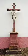 Das Kreuz vor der Kapelle