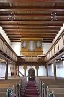 Gemeindeemporen und Orgel