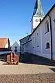 Nordseite der Kirche mit Sakristei