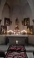 Seitenaltar im nördlichen Querschiff hinter dem Grabstein des Pfarrers