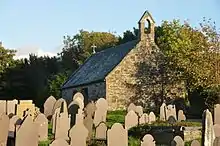Fensterloses Gebäude auf einem Friedhof