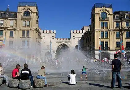 Blick von Westen auf Springbrunnen und Karlstor
